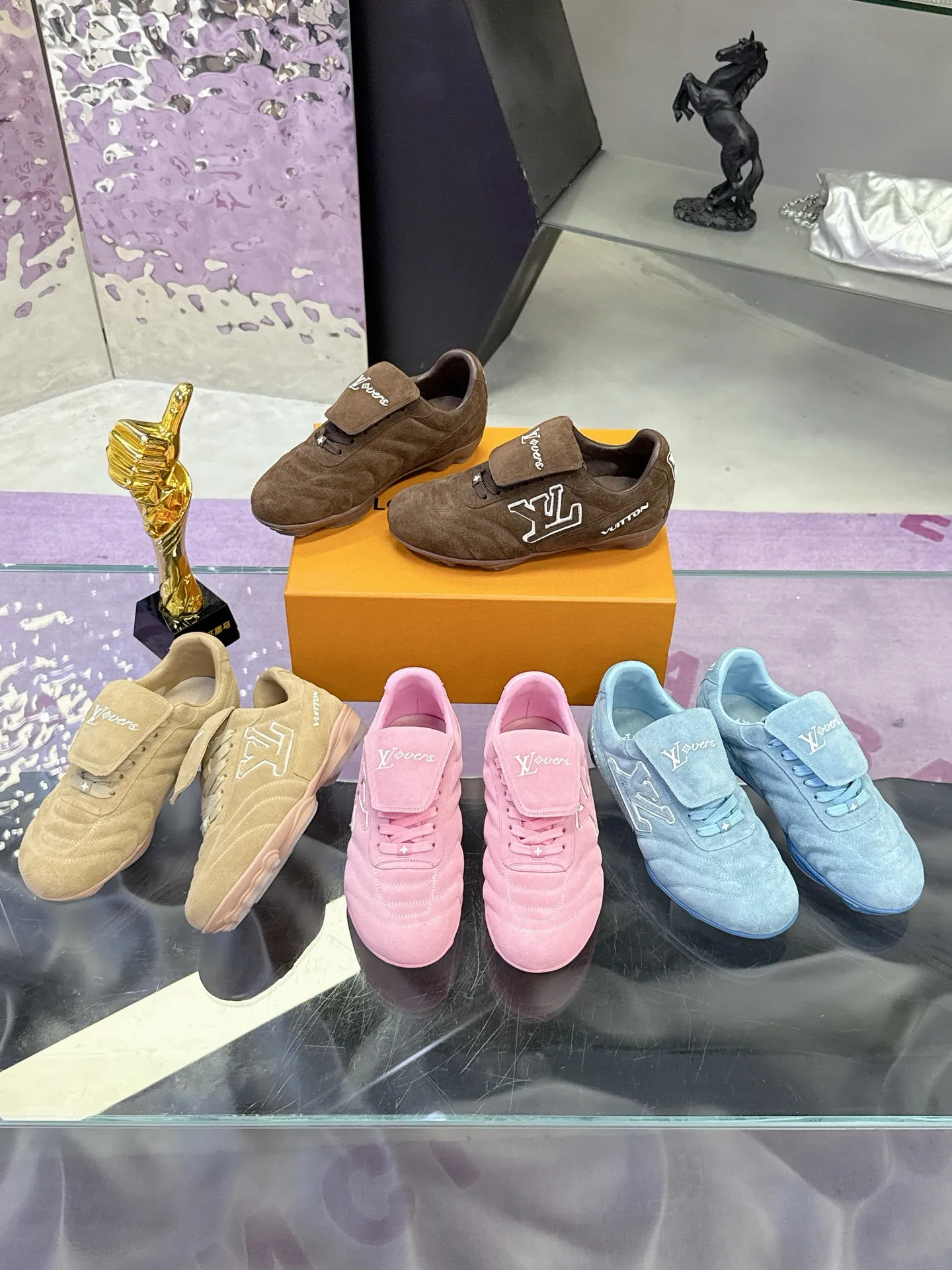 Factory price: 700💰 2025 new LV sneakers for couples, 🔥🔥🔥You will look fashionable when you wear them ❤️ LV football shoe series 💗 This Footprint Soccer sneaker was unveiled in the 2025 spring and summer series fashion show. It is the first sneaker designed by Pharrell Williams inspired by football shoes. The shoes are inspired by football, a sport that spans generations and cultures💎, echoing the theme of unity and universal participation in the 2025 spring and summer series fashion show. The shoe is known for its sleek design, with the dynamic IV Initials logo embellished on the side, the Lvers United emblem inspired by the football team on the tongue, and the sole patterned rubber sole decorated with multiple Louis Vuitton logos. Stylish and casual wear, a trend-setter in the fashion industry. Made of imported cowhide with full craftsmanship💓 Number of sizes (women’s 35-41, women’s 41 customized) (men’s 39-46, 45-46 customized)